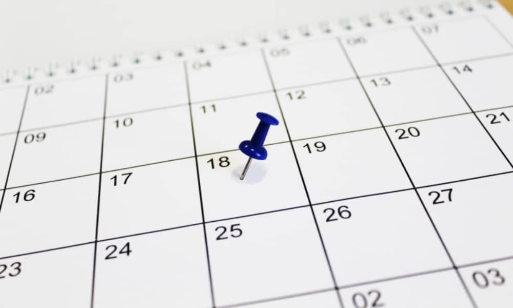 Foto eines Monats-Kalenderblatts mit einer blauen Pinnadel