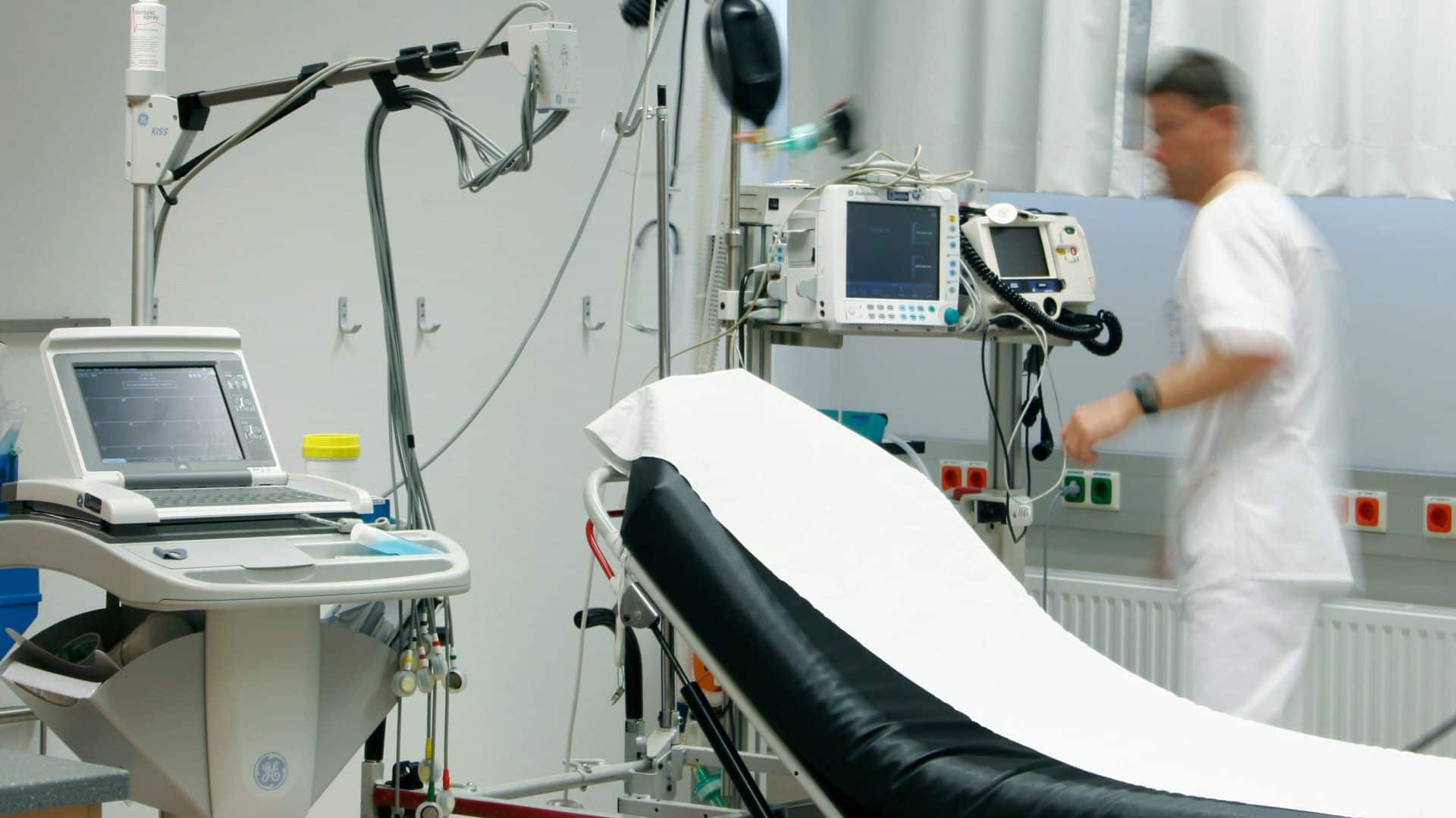 Bild einer Krankenhausliege mit Medizintechnischen Geräten nebenbei