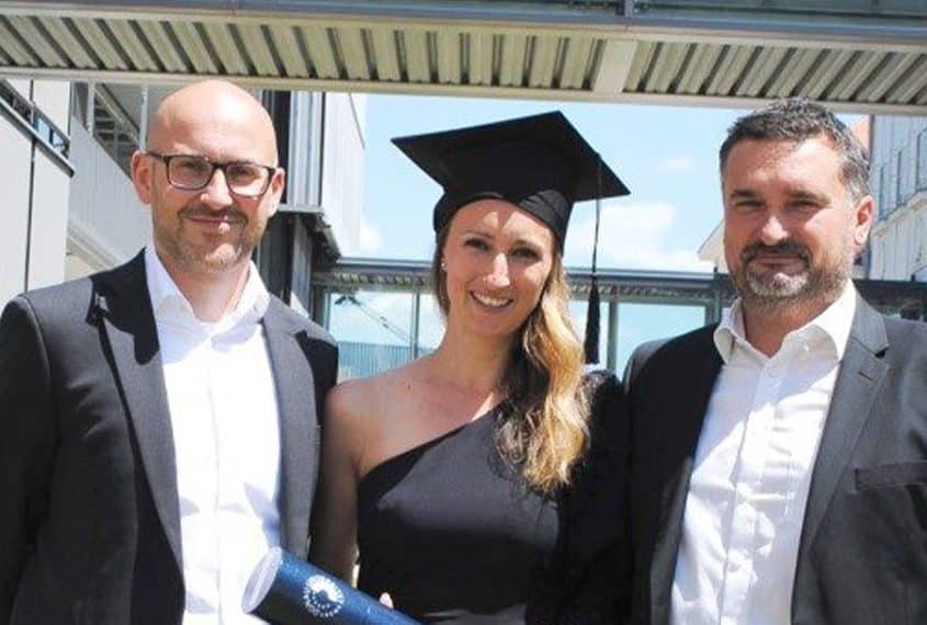 Frau Beta Vincentic bei der Übergabe Ihres Diploms