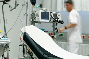 Medizintechniker bei medizin-technischen Geräten