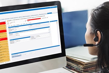 Mitarbeiterin arbeitet mit HSD NOVA-FM