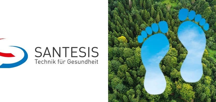 Bildmontage mit SANTESIS-Logo und dem Foto eines Waldes mit blauen Fußabdrücken
