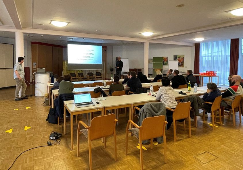 Foto von Schulungsteilnehmern, die dem Vortrag folgen