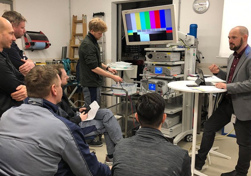 Teambesprechung in der SANTESIS-Betriebsstätte