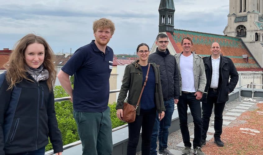 Gruppenfoto von Medizintechniker*innen auf dem Dach des Herz Jesu Krankenhauses.