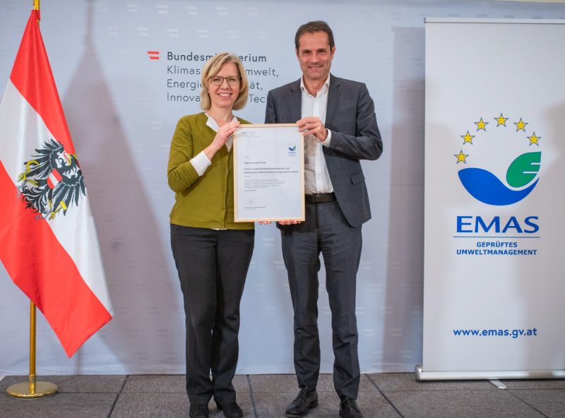 Umweltministerin Leonore Gewessler, BA und Vorsitzender der Geschäftsführung Vinzenz Gruppe Dr. Michael Heinisch bei der Übergabe der EMAS-Urkunde.