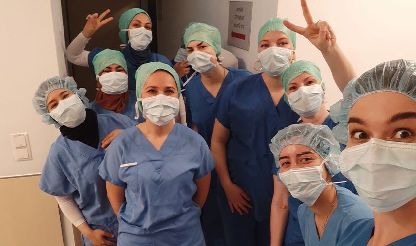 Selfie der Studierenden in OP-Kleidung