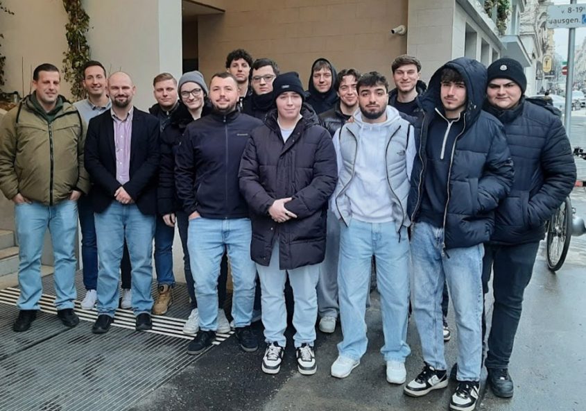 Gruppenfoto vor dem Krankenhaus BHS Wien der Berufsschüler SHT Wien mit unseren Kollegen von der SANTESIS.