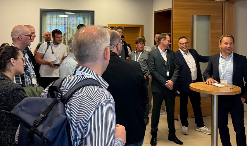 SANTESIS Anwendertreffen - Teilnehmer stehen im Foyer