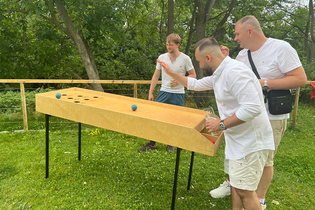SANTESIS Sommerfest 2025: Mitarbeiter spielen Geschicklichkeitsspiel