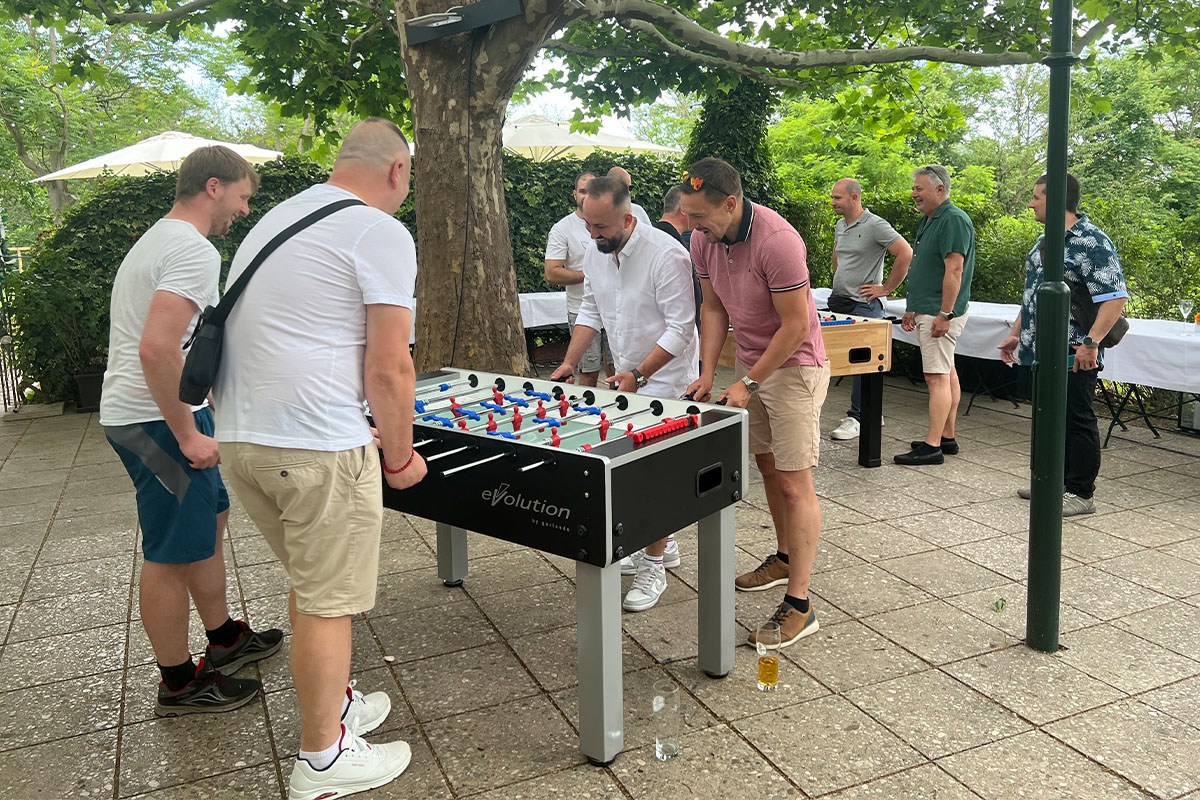 SANTESIS Sommerfest 2025: Mitarbeiter spielen Tischfußball