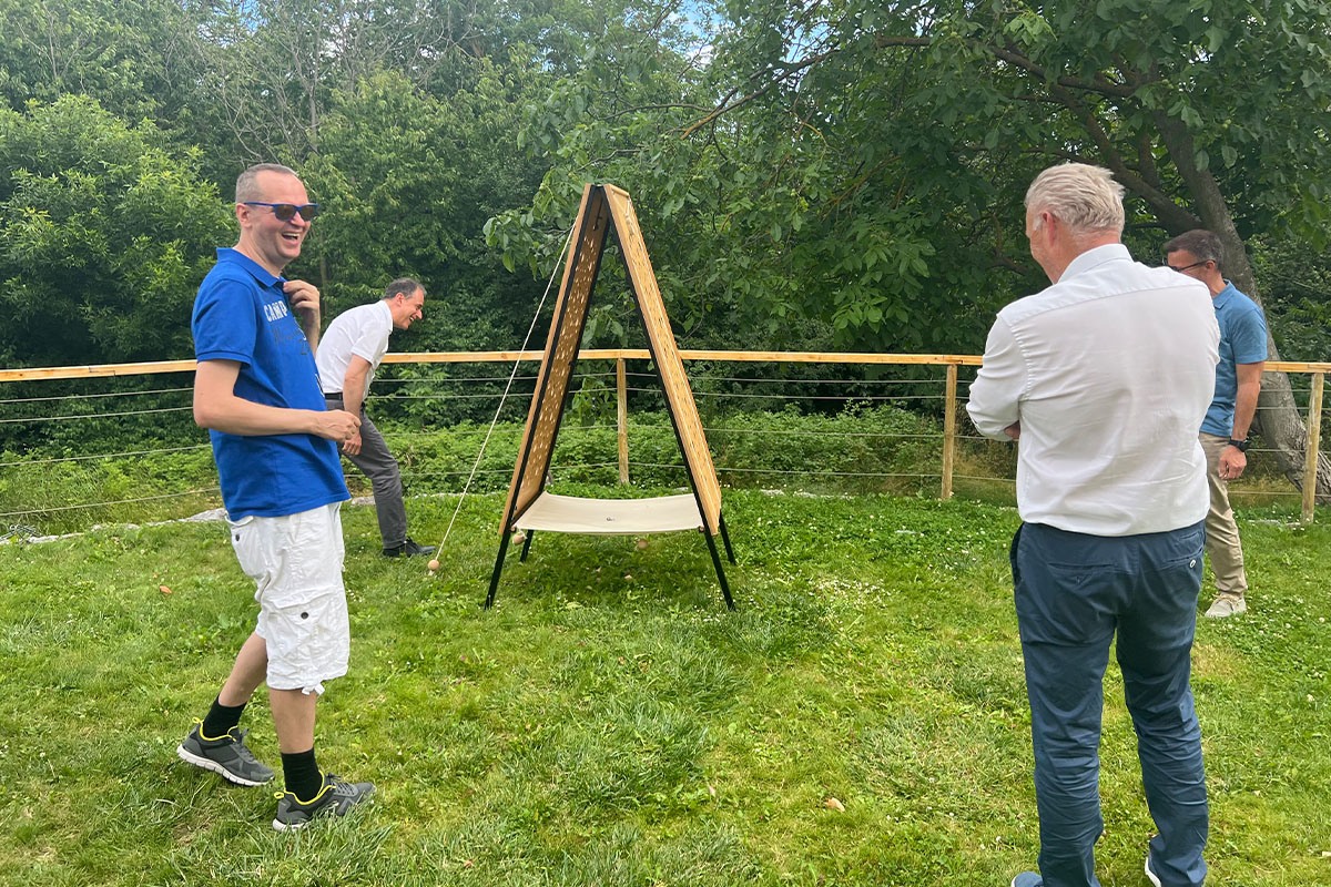 SANTESIS Sommerfest 2025: Mitarbeiter spielen Geschicklichkeitsspiel