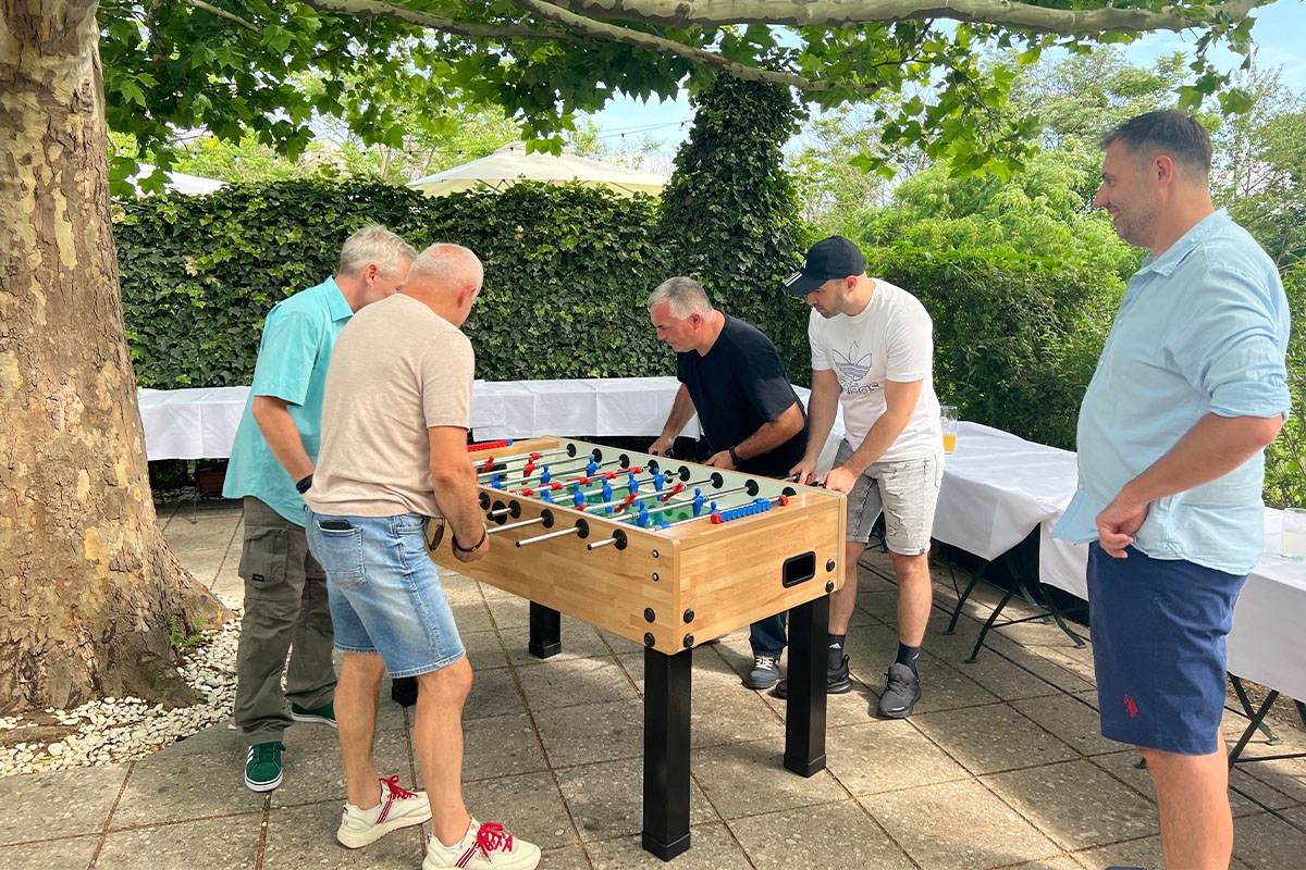 SANTESIS Sommerfest 2025: Mitarbeiter spielen Tischfußball