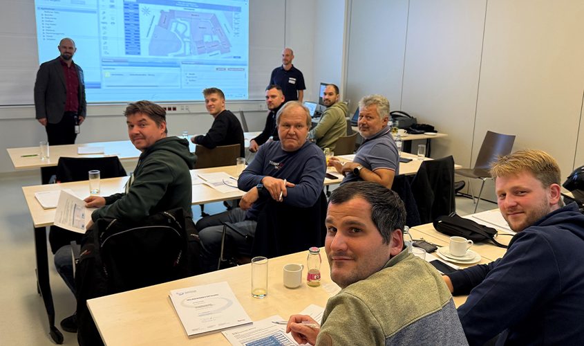 SANTESIS-Mitarbeiter im Besprechungsraum während der Gebäudeleittechnik-Schulung.