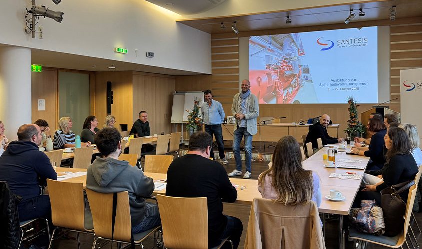 SVP-Ausbildung: SANTESIS-Mitarbeiter Thomas und Martin stehen von den Teilnehmenden