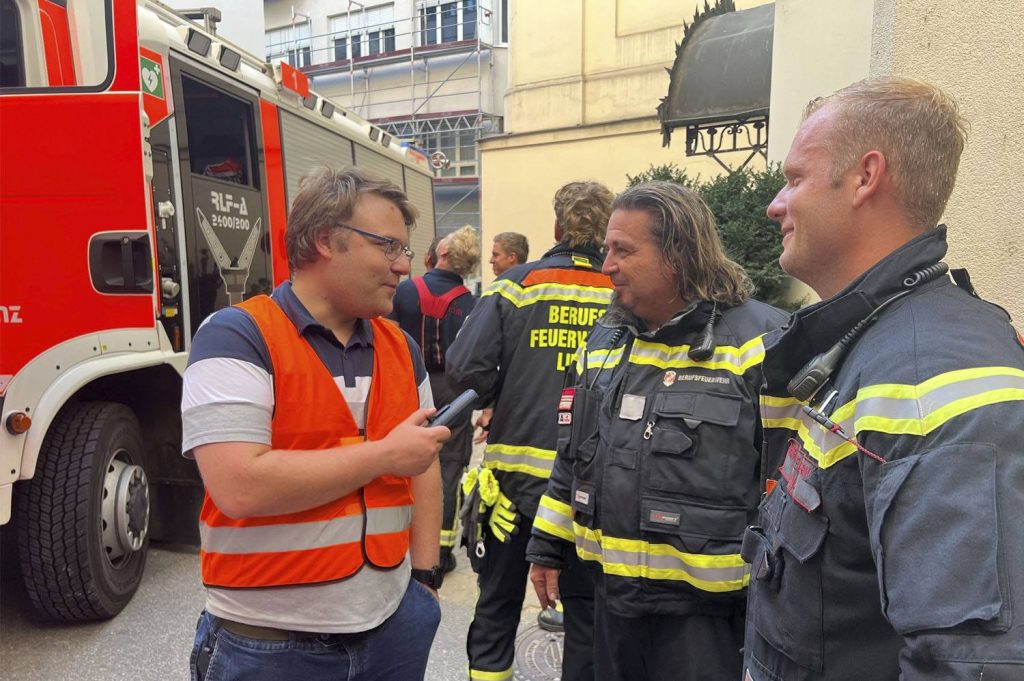image-hubschrauberuebung-okl-bhs-2026__0000 Brandschutz-Übung Hubschrauber: Besprechung des Übungskoordinators von SANTESIS mit den Einsatzkräften