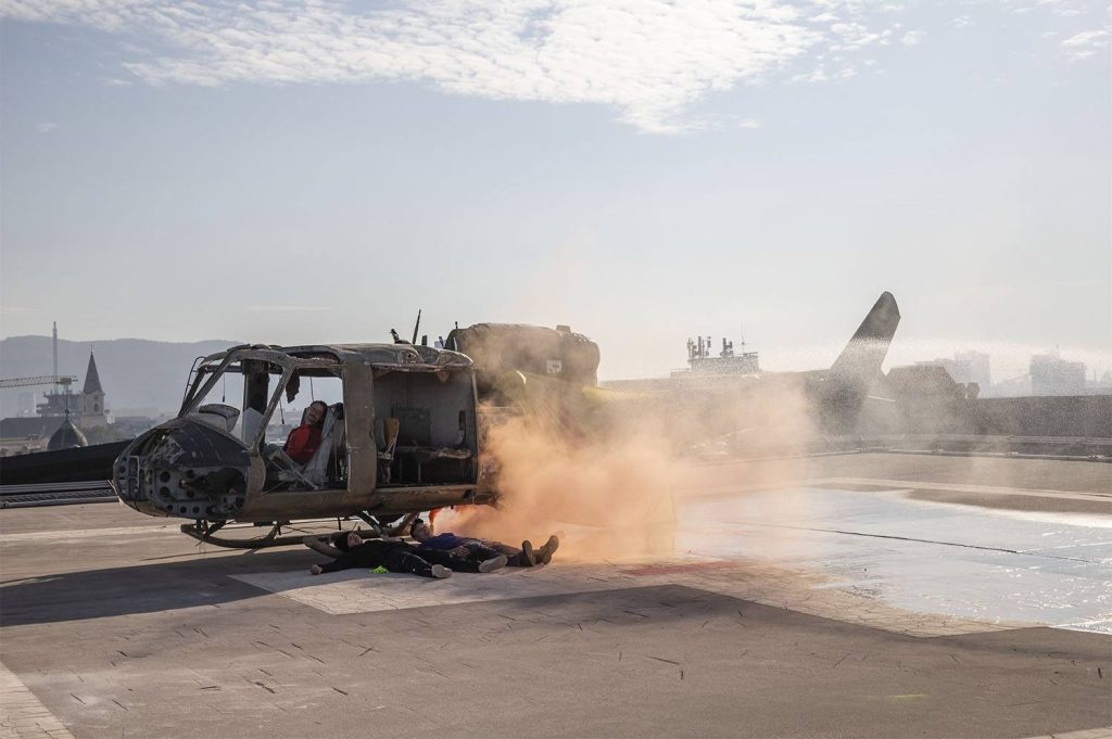 image-hubschrauberuebung-okl-bhs-2026__0002 Brandschutz-Übung Hubschrauber: Hubschrauberattrappe "brennt" mit den Statisten am Heliport des Krankenhauses