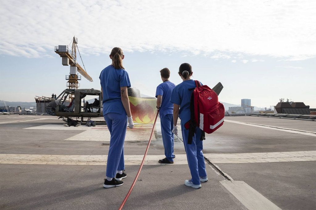 image-hubschrauberuebung-okl-bhs-2026__0003 Brandschutz-Übung Hubschrauber: Erste Löschmaßnahmen durch medizinisches Personal vor Ort