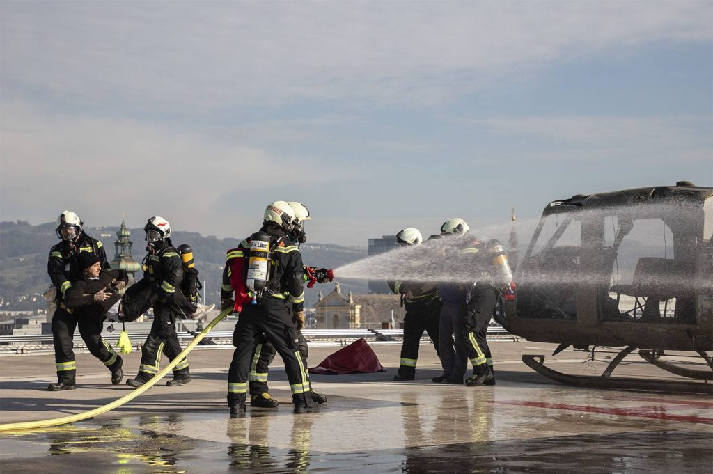 image-hubschrauberuebung-okl-bhs-2026__0004 Brandschutz-Übung Hubschrauber: Bergung der Verletzten und Löschen durch die Feuerwehr