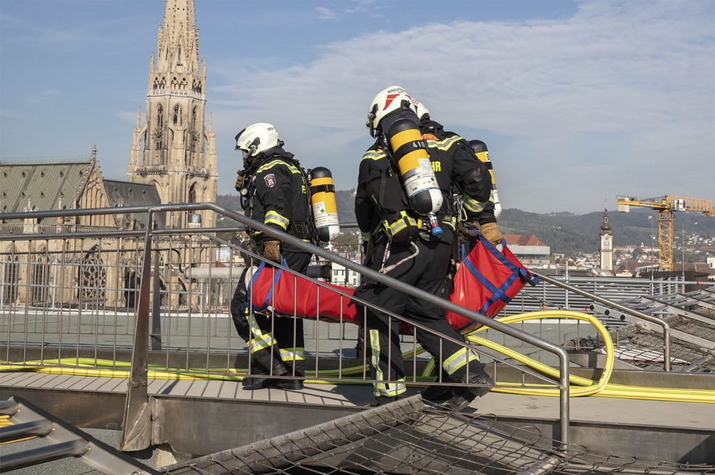 image-hubschrauberuebung-okl-bhs-2026__0005 Brandschutz-Übung Hubschrauber: Abtransport eines Verletzten durch die Feuerwehr
