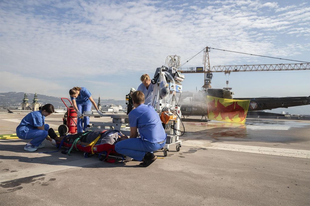 image-hubschrauberuebung-okl-bhs-2026__0006 Brandschutz-Übung Hubschrauber: Erstversorgung der Verletzten am Heliport