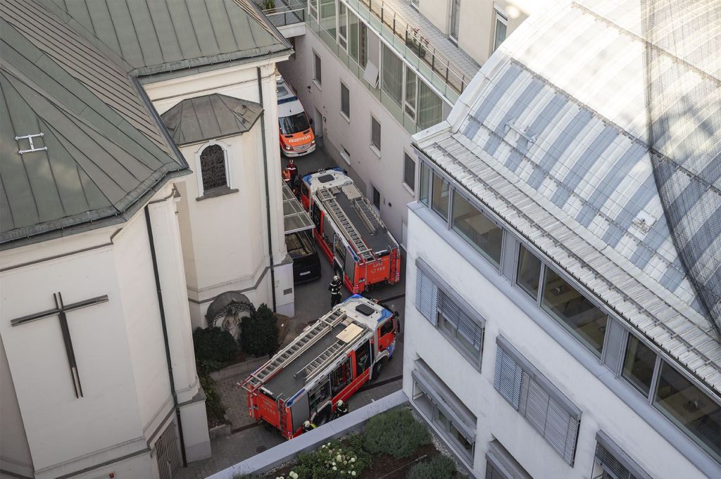 image-hubschrauberuebung-okl-bhs-2026__0007 Brandschutz-Übung Hubschrauber: Die Feuerwehrwagen im Innenhof.
